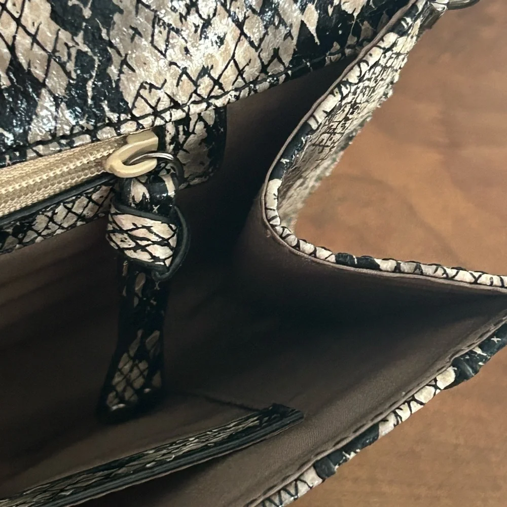 Nine West Snake Skin Crossbody exotic textured Black Beige 9”x6” Clutch chain - Picture 8 of 13